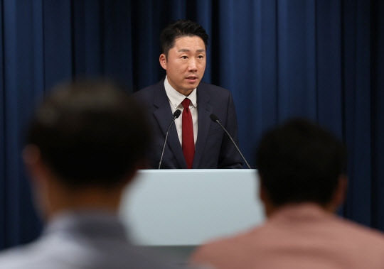 이재명 대통령실 부대변인이 14일 서울 용산 대통령실 청사에서 이원석 검찰총장·한기정 공정거래위원장 후보자에 대한 인사청문경과보고서 재송부 요청 등 현안에 대해 브리핑을 하고 있다. 연합뉴스